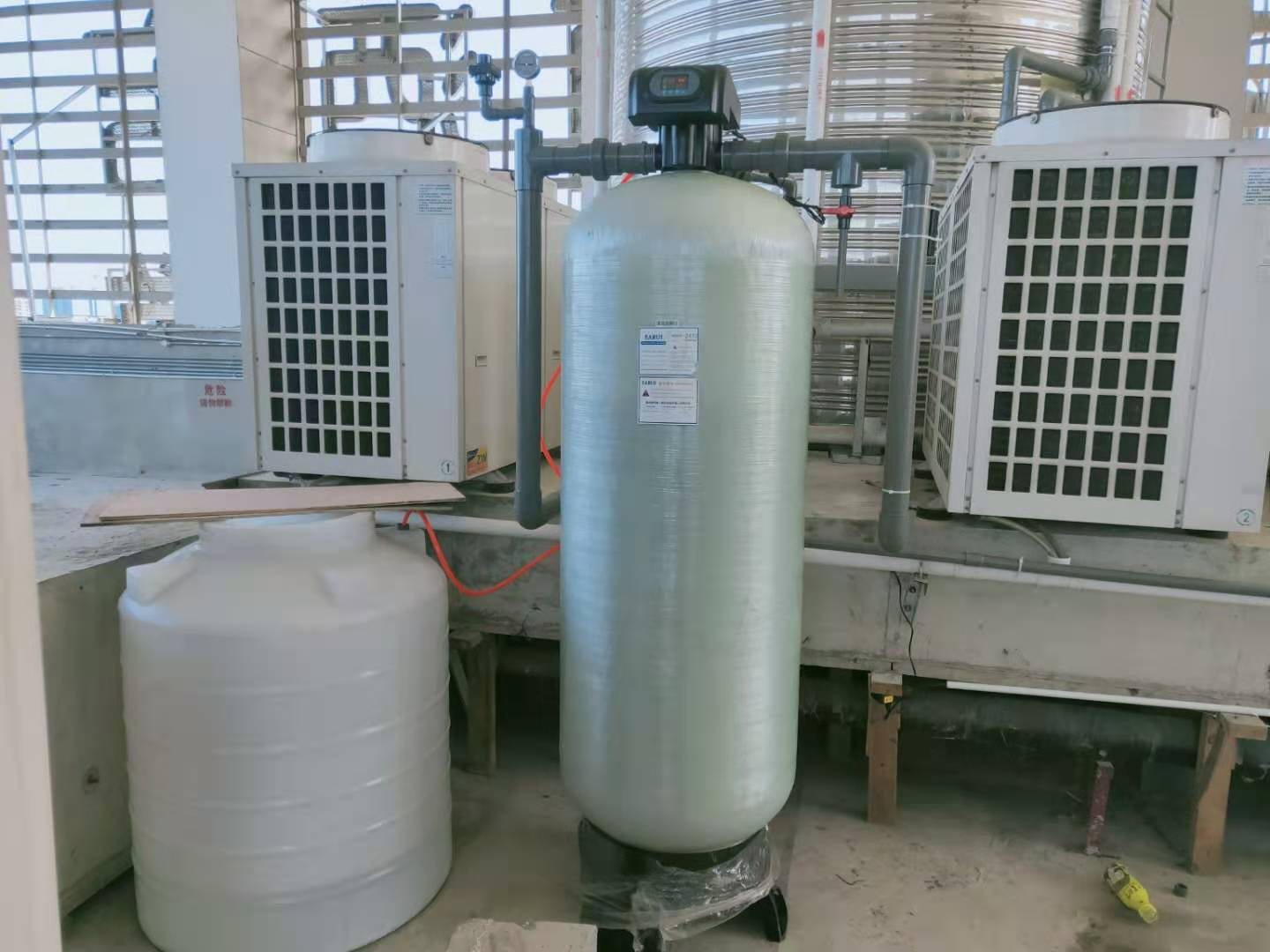 花溪麗楓酒店訂購8T/H軟化水處理設備